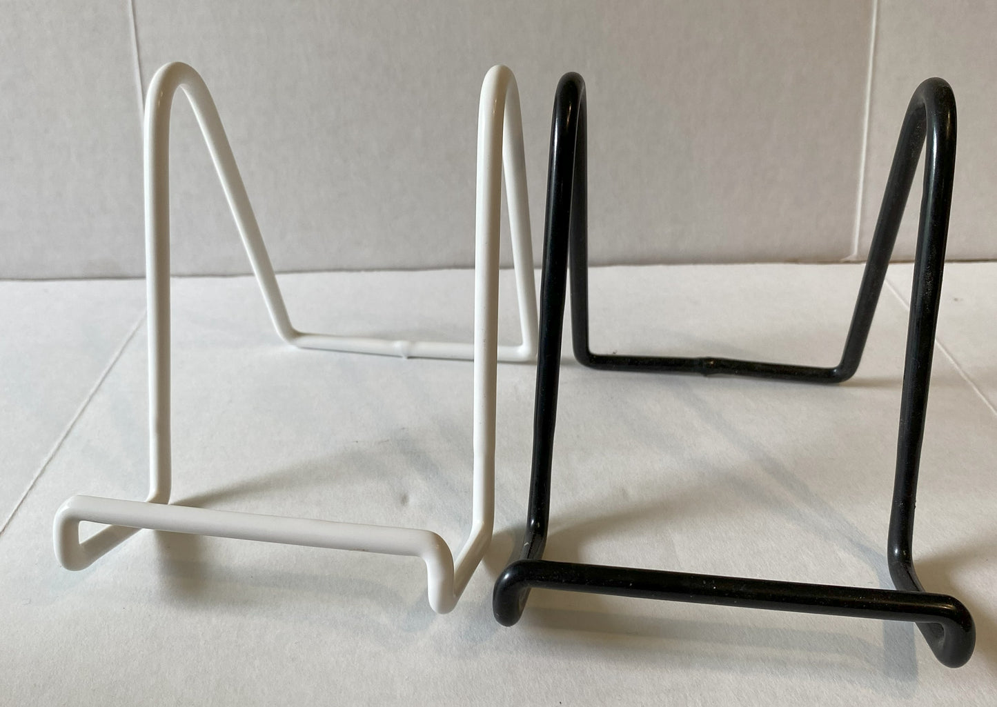 Medium Non Adjustable Vinyl Coated Wire Easel 4" x 3 1/2" in Black or White