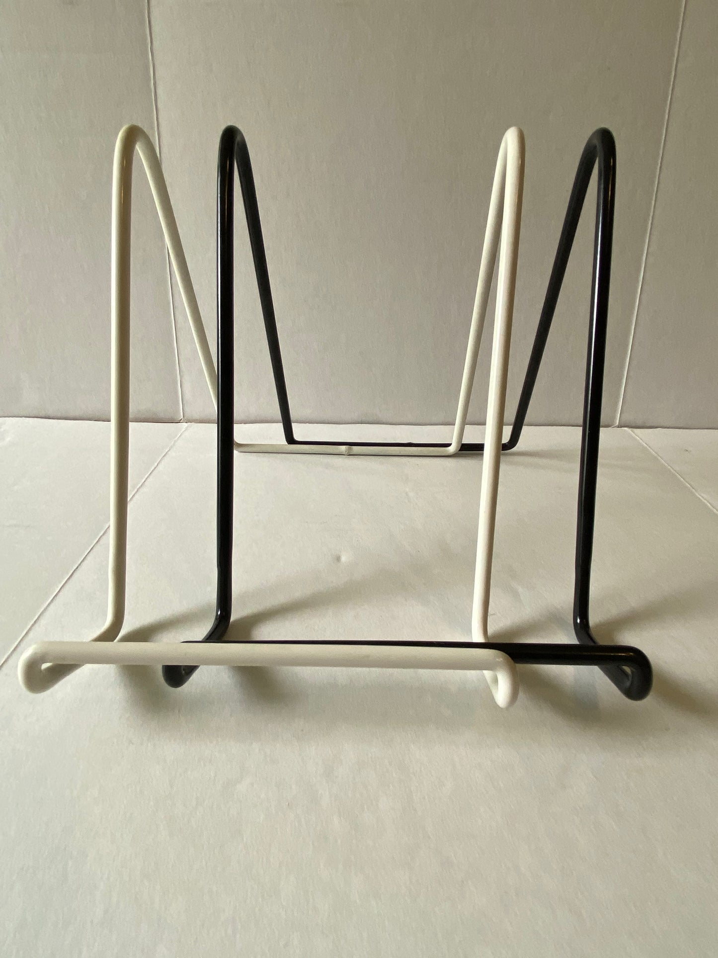 Large Non Adjustable Vinyl Coated Wire Easel 6" x 5" in Black or White